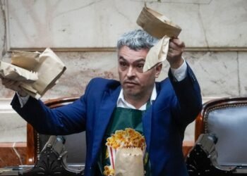 Controversia y apoyo en la presentación de Adorni ante el Congreso