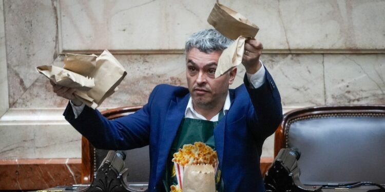 Controversia y apoyo en la presentación de Adorni ante el Congreso