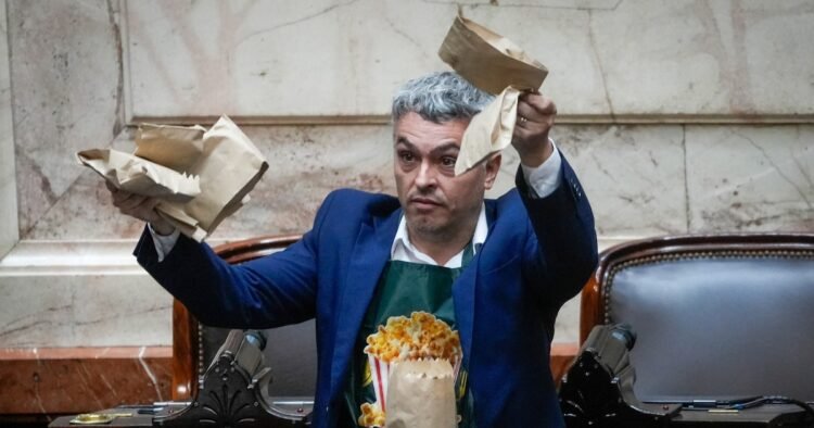 Controversia y apoyo en la presentación de Adorni ante el Congreso