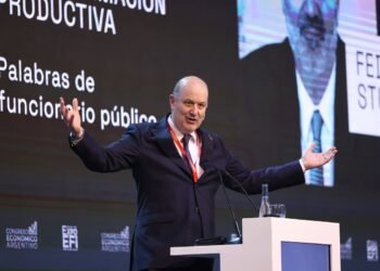 Sturzenegger propone legislación para empresas dirigidas completamente por inteligencia artificial