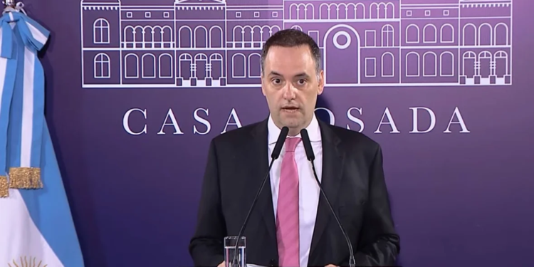Manuel Adorni vuelve a esquivar preguntas sobre su crecimiento patrimonial