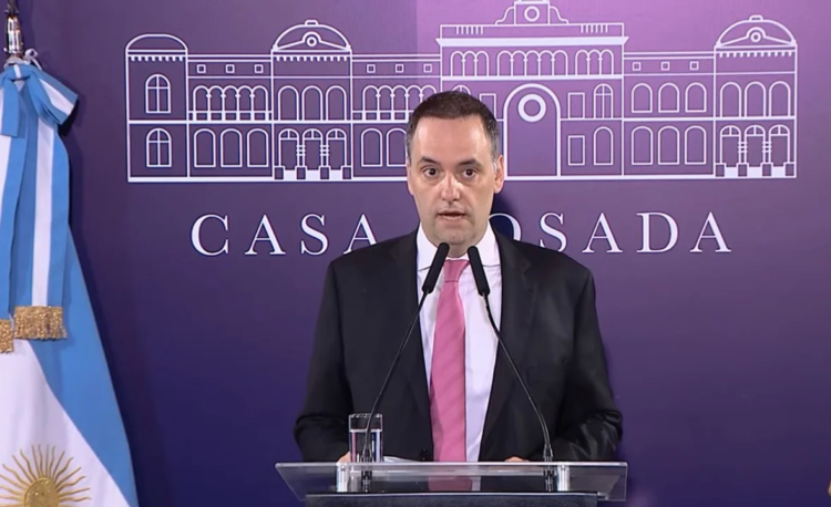 Manuel Adorni vuelve a esquivar preguntas sobre su crecimiento patrimonial