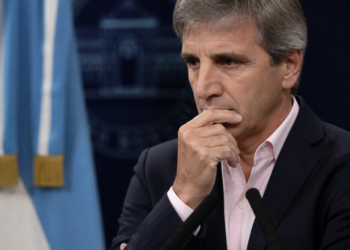 Los depósitos del Tesoro sufren una caída significativa y Caputo se enfrenta a un nuevo desafío en el mercado