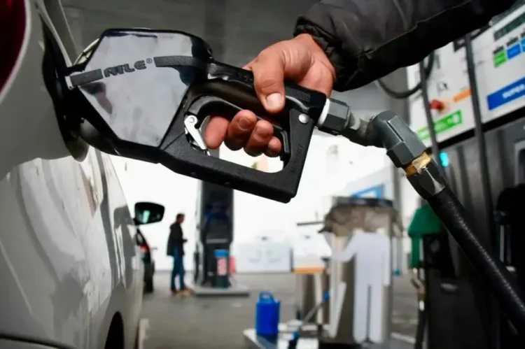 El Gobierno aplaza la implementación de impuestos a los combustibles hasta julio de 2026