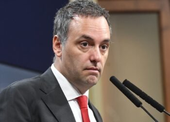 Los senadores aliados fijan un nuevo plazo al Gobierno para decidir sobre el futuro de Adorni