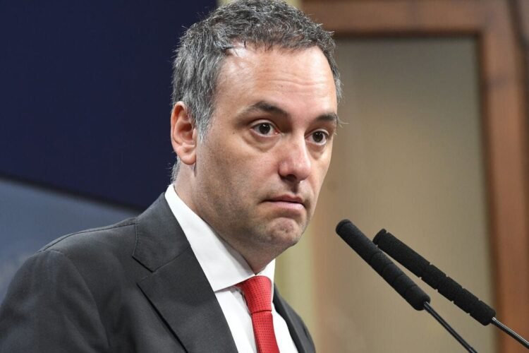 Los senadores aliados fijan un nuevo plazo al Gobierno para decidir sobre el futuro de Adorni