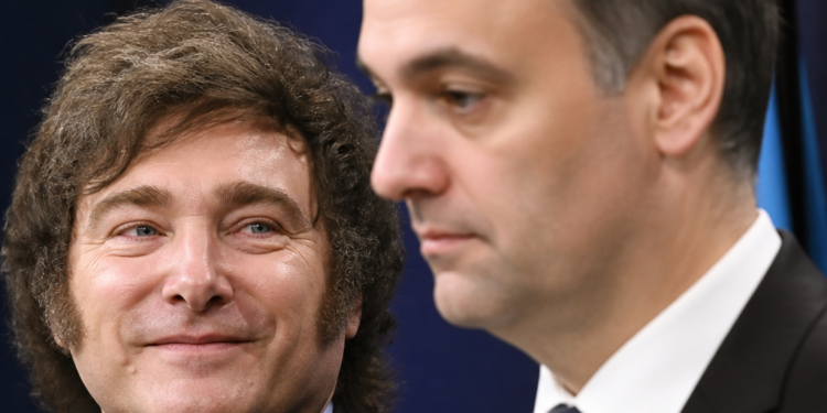 Javier Milei mantiene a Manuel Adorni en su cargo a pesar de las controversias sobre sus declaraciones