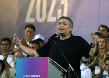 Máximo Kirchner critica a Kicillof y reafirma el apoyo a su madre en un acto por la detención de Cristina