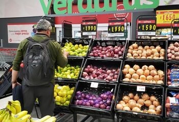 El consumo masivo experimentó una nueva baja en mayo, aunque la caída se moderó