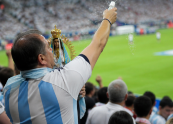 Un hincha argentino lanzó agua bendita en la semifinal y la Selección reaccionó ante Inglaterra