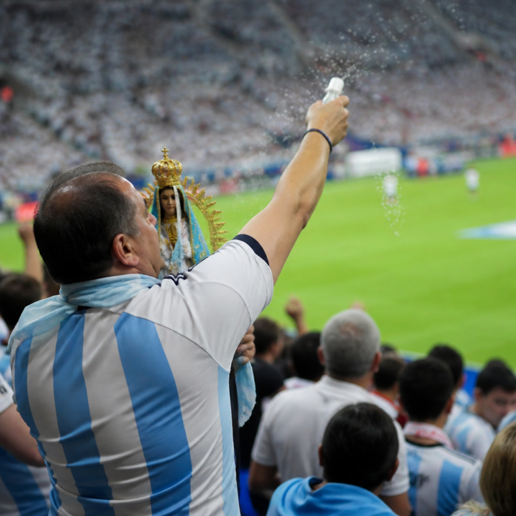 Un hincha argentino lanzó agua bendita en la semifinal y la Selección reaccionó ante Inglaterra