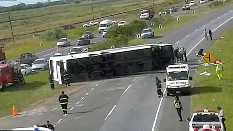 Impactantes imágenes del accidente de un micro que volcó y cayó desde un puente en Carmen de Areco