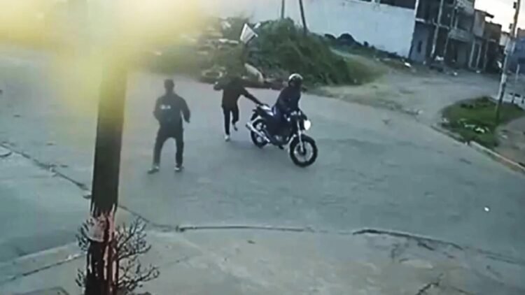 Ingeniero Budge: un policía abatió a uno de los asaltantes que intentaron robarle la moto