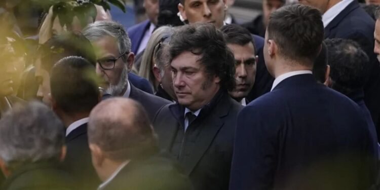 Ceremonia de la AMIA: el presidente Milei demandó acelerar el juicio ante jueces presentes