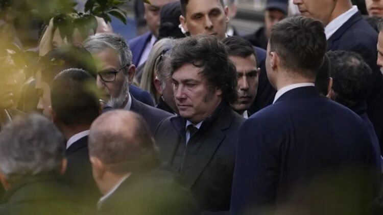 Ceremonia de la AMIA: el presidente Milei demandó acelerar el juicio ante jueces presentes