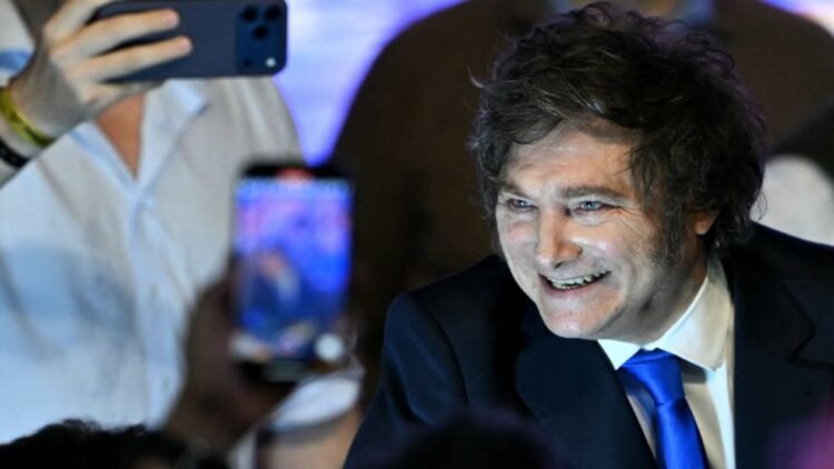 Javier Milei y sus medidas: la llegada de los futbolistas y la reestructuración del peronismo