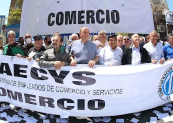 Salarios de empleados de comercio en julio: aumento y bono acordado