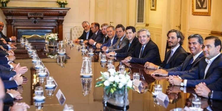 El Gobierno dialoga con gobernadores para considerar la suspensión de las PASO y discutir el Presupuesto