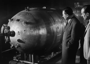 Un chico anónimo, dos científicos húngaros y la secretaria de Roosevelt: conexiones inesperadas en la creación de la bomba atómica
