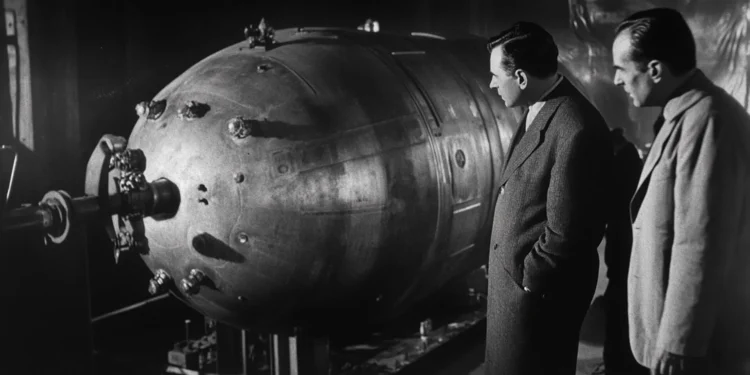 Un chico anónimo, dos científicos húngaros y la secretaria de Roosevelt: conexiones inesperadas en la creación de la bomba atómica