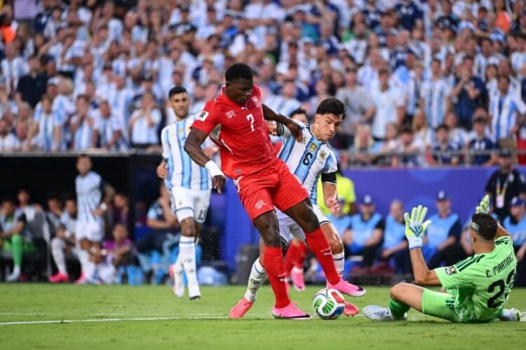 La FIFA respaldó la expulsión de Embolo ante Argentina y salió al cruce de la aclaración de la IFAB
