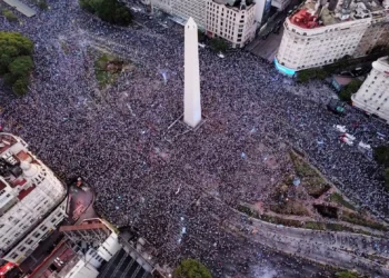 Fiesta y desahogo total en el Obelisco luego del heroico triunfo de la Selección con una ilusión que crece