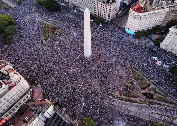 Fiesta y desahogo total en el Obelisco luego del heroico triunfo de la Selección con una ilusión que crece