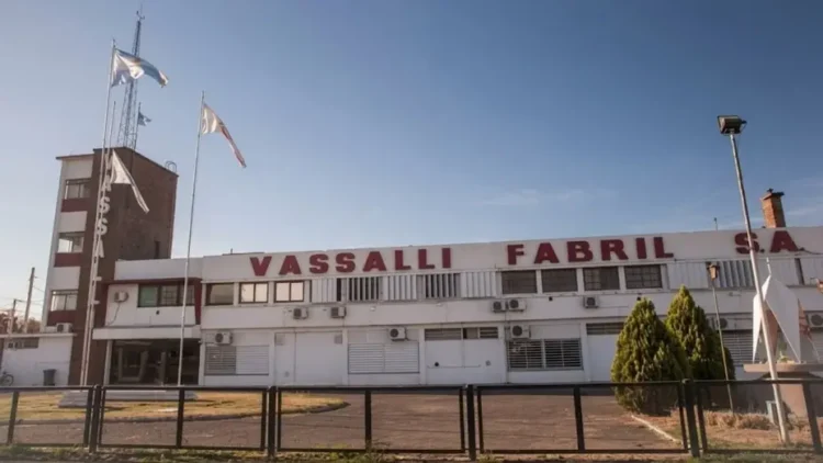 Se vendió a un dólar simbólico: la histórica fábrica de cosechadoras Vassalli tiene nuevos dueños