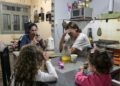 El 78% de los hogares argentinos pertenece a la clase baja y media baja: análisis de ingresos por segmento