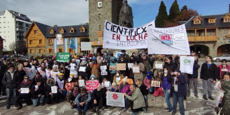 Científicos de todo el país expresan su rechazo ante las declaraciones de Javier Milei, quien calificó a docentes e investigadores de “terroristas”