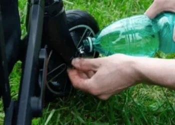 La cinta adhesiva como protección para las ruedas del cochecito del bebé