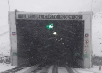 El paso Cristo Redentor alcanza un récord de inactividad por nieve, generando quejas entre transportistas