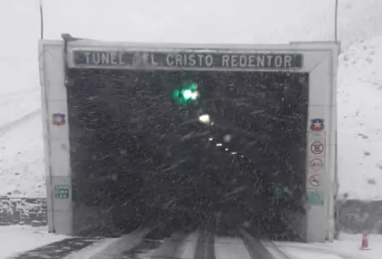 El paso Cristo Redentor alcanza un récord de inactividad por nieve, generando quejas entre transportistas