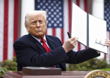 Donald Trump intensifica la tensión con China y regula el comercio de energía solar y semiconductores