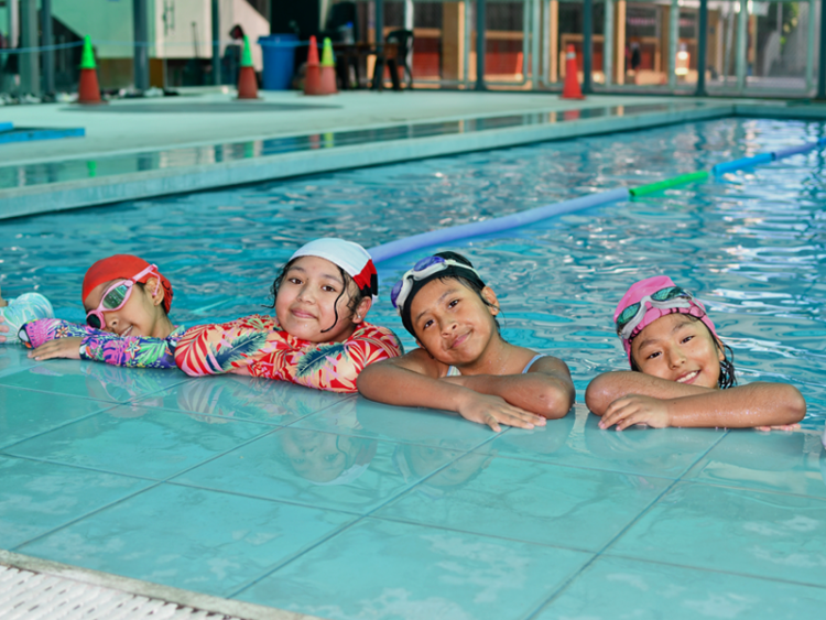Un estudio destaca que los niños que inician la natación desde pequeños mejoran su coordinación motora