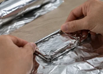 Utilizar papel aluminio para proteger objetos esenciales: recomendaciones y beneficios al salir de casa