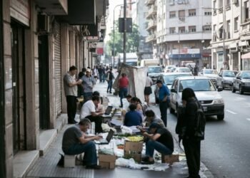 El empleo formal sigue en retroceso en Argentina pese a la baja de la inflación y la recuperación de la economía