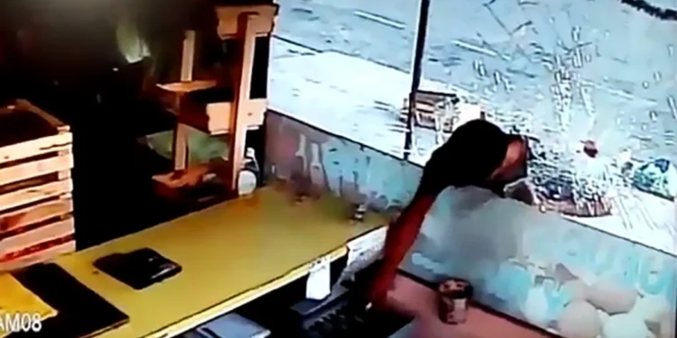 Un robo violento impacta a una cafetería en Villa Devoto
