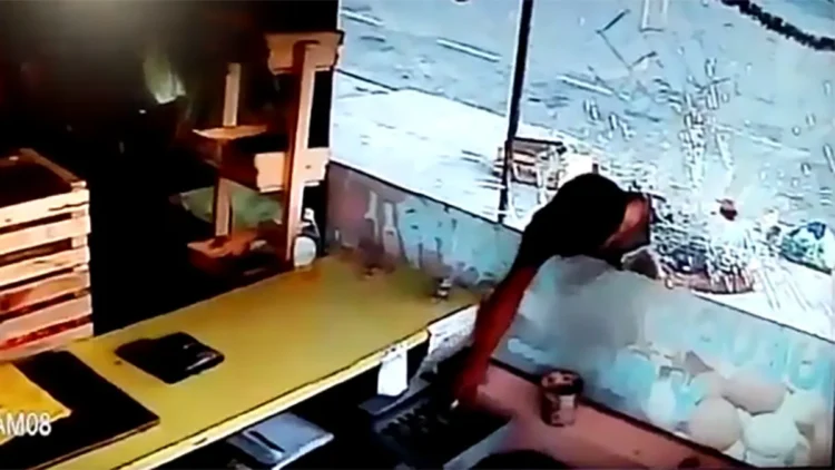 Un robo violento impacta a una cafetería en Villa Devoto