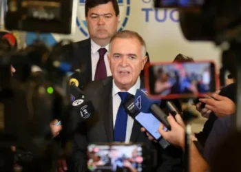 Jaldo enfrenta una crisis en el ente regulador de luz y agua tras renuncia por acusaciones