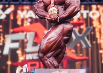 Neckzilla: la poderosa figura del fisicoculturismo que pospone su participación en el Olympia 2026