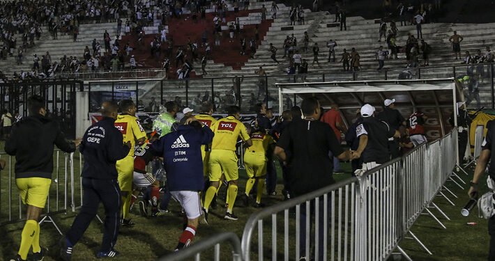 Incidente alarmante en un clásico brasileño provoca la hospitalización de un jugador