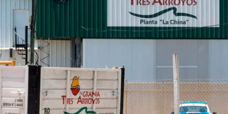 Granja Tres Arroyos paralizó su planta de Capitán Sarmiento y crece la incertidumbre entre los trabajadores
