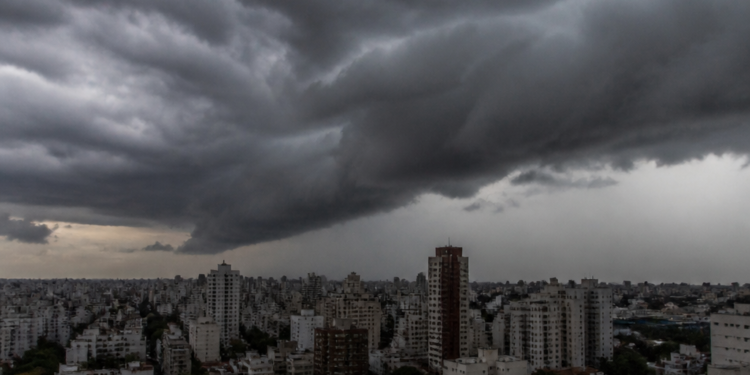 Pronóstico de tormentas para este miércoles en AMBA: horarios y proyección semanal