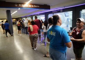 Fallas en el sistema de carga de la SUBE generan largas esperas en Constitución