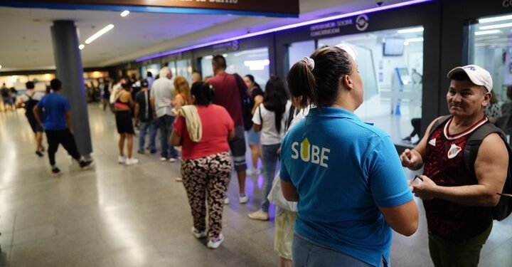 Fallas en el sistema de carga de la SUBE generan largas esperas en Constitución