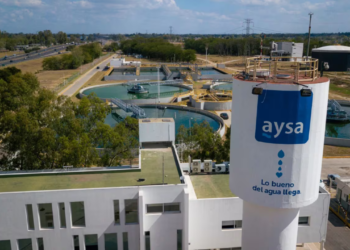 Avanza la privatización de Aysa: dos grupos presentaron ofertas para quedarse con el 90% de las acciones