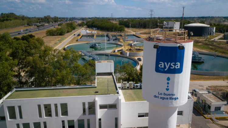 Avanza la privatización de Aysa: dos grupos presentaron ofertas para quedarse con el 90% de las acciones
