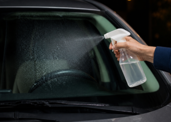 Ventajas de usar vinagre blanco y agua para limpiar el parabrisas del auto