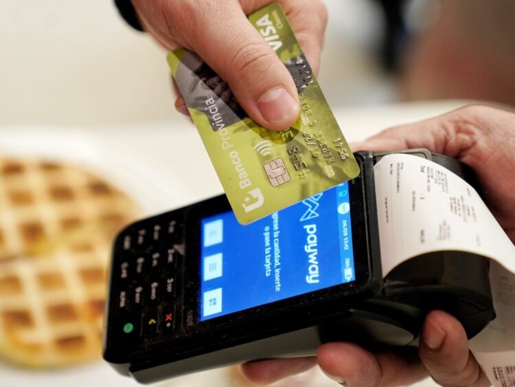 El Gobierno prepara un nuevo mercado para abaratar el financiamiento de los comercios